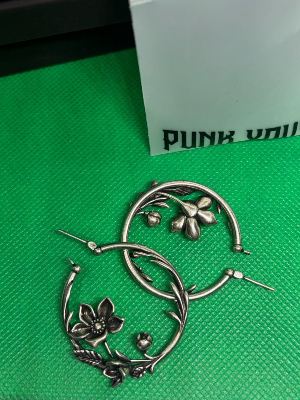 Punk Youth Blossoming Vine Earrings (Silver/One Pair) - Picture 2 of 4